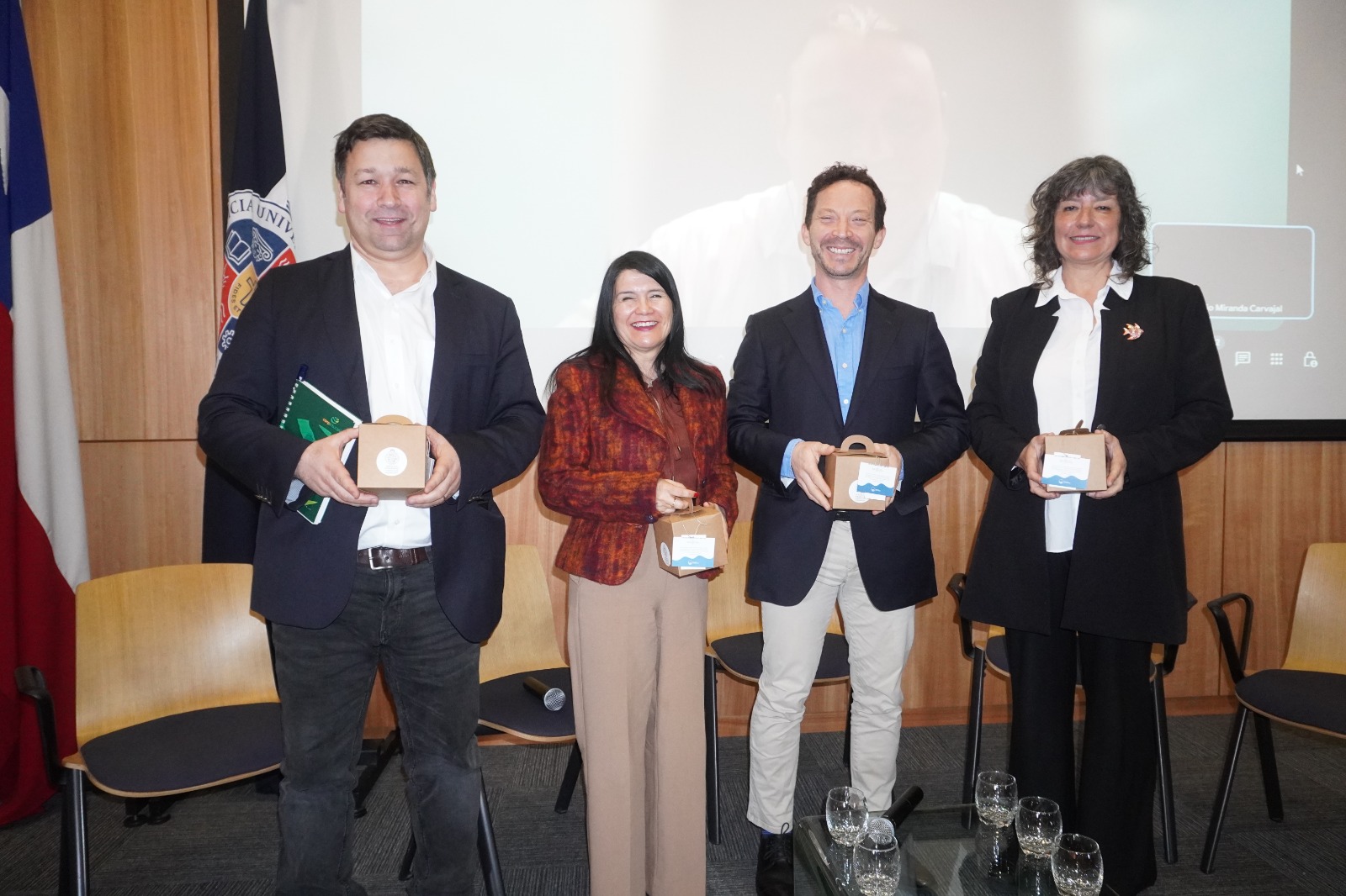 Salmonchile participa en conversatorio por los 70  años de la Escuela de Ciencias del Mar de la PUCV